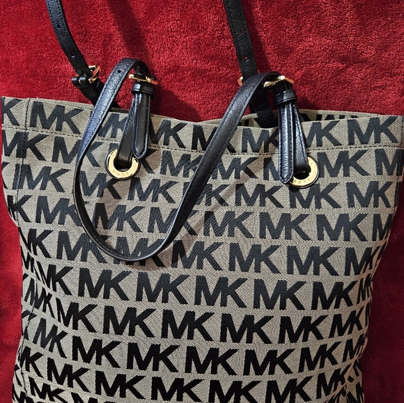 Beautiful Michael Kors Large Signature Tote/Shoulder Bag - Picture 3 of 12